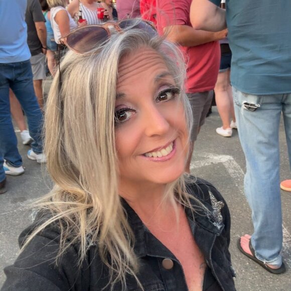 Meet your Posher: LIVE SHOW POST - LIKE - SHARE - FOLLOW - Picture 1 of 8